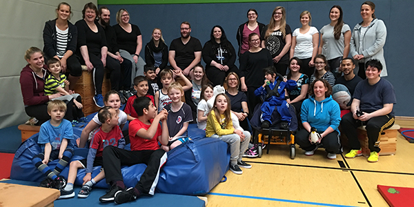 Kleine Gäste und große Gastgeber des Bewegungsfestes der BBS Kleine Gäste und große Gastgeber des Bewegungsfestes der BBS