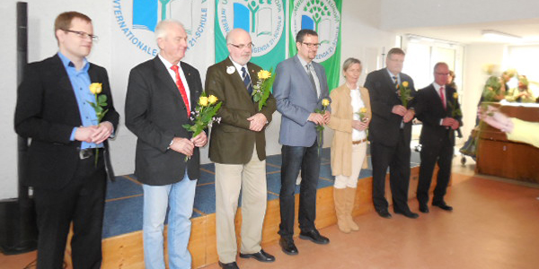 U.a. haben diese Menschen unseren neuen Bus ermöglicht... U.a. haben diese Menschen unseren neuen Bus ermöglicht...